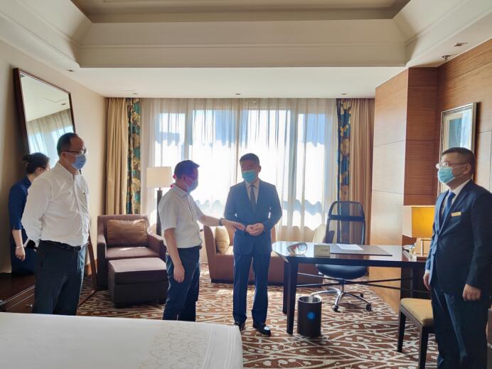 集团党委委员、董事郑贵林检查指导酒店疫情防控和防汛工作