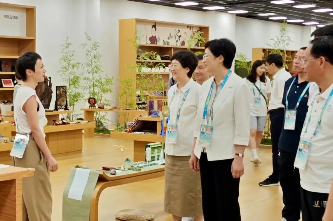 省、市领导视察大运村“有礼在四川”四川特色商品馆
